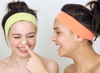 Cách trị mụn đầu đen trên mũi và cầm