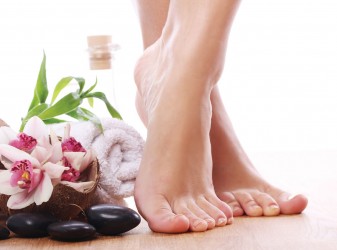 Dưỡng chân luôn mềm mại bằng những bí quyết siêu đơn giản